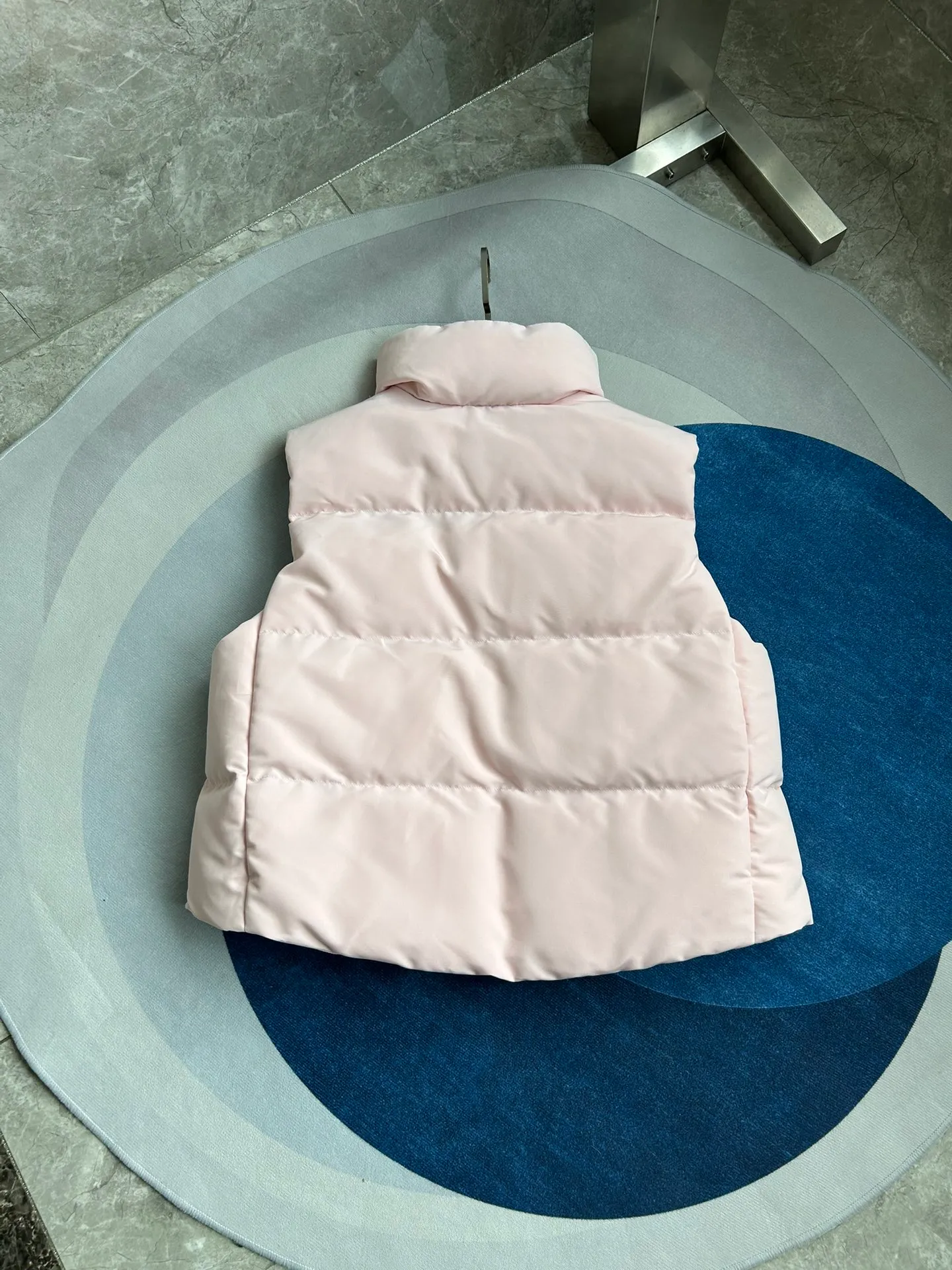 P600 2267WB Grandview black label women's short vest. Constructed from Arctic Tech recycled fabric®, it features a cinchable hem for sleek styling and storage. Color: Spearmint Pink. Size: XS S M L XL.